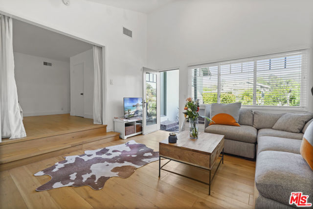 6052 Merritt Drive, Malibu CA: https://media.crmls.org/mediaz/1309e8b2-0b11-4a2d-aedd-af4cb5725fb4.jpg
