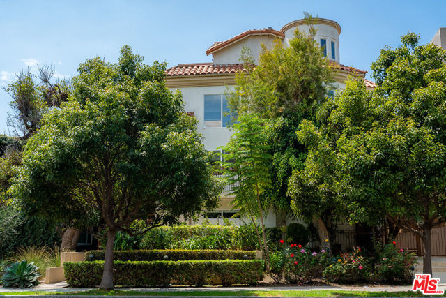 844 3rd Street, Santa Monica CA: https://media.crmls.org/mediaz/130a7e04-6193-44b3-b345-f84325a0a6fc.jpg
