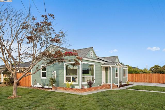 36702 Olive St, Newark CA: https://media.crmls.org/mediaz/130a851f-a6f1-4987-a161-8c970faaa703.jpg