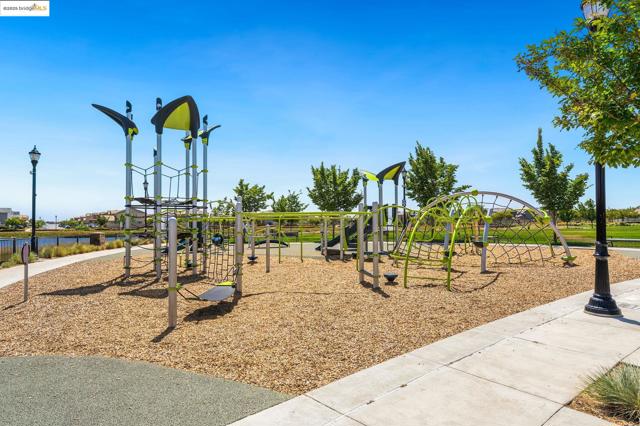 112 Willowrun Way, Oakley CA: https://media.crmls.org/mediaz/130a8dc4-17e0-4f33-97eb-b231777325c9.jpg