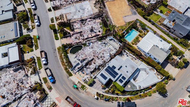 18105 Wakecrest Drive, Malibu CA: https://media.crmls.org/mediaz/130ae30e-6f68-476d-ba9b-8e002dc23cbe.jpg