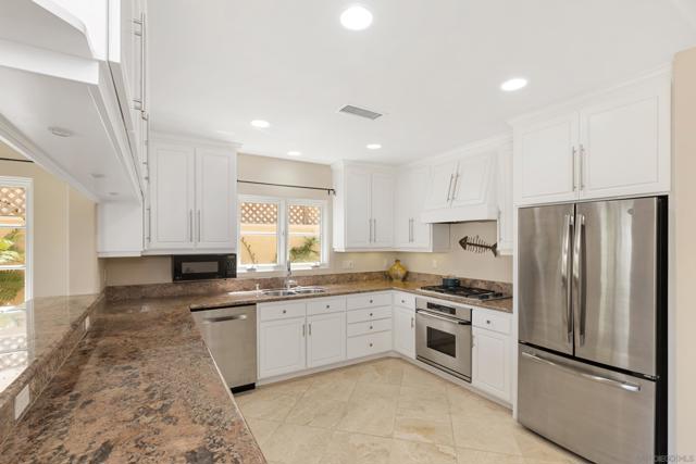 418 Marine St, La Jolla CA: https://media.crmls.org/mediaz/130ce20a-46b4-4695-9169-a2ac4909b562.jpg