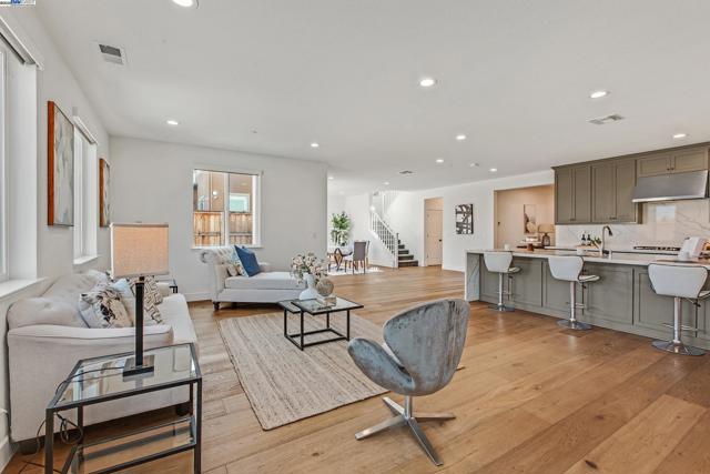 2222 Davie Pl, Tracy CA: https://media.crmls.org/mediaz/130d943d-a990-49a9-b1df-27f4faa29e4a.jpg