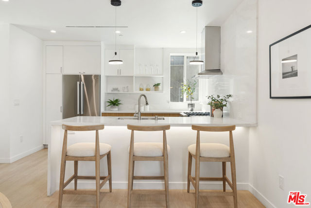 1046 Oban Drive, Los Angeles CA: https://media.crmls.org/mediaz/130deccf-b0e4-45af-bc2f-93092d3bc966.jpg