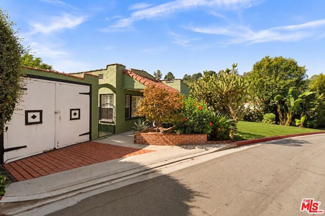 1540 Stanford Drive photo 4