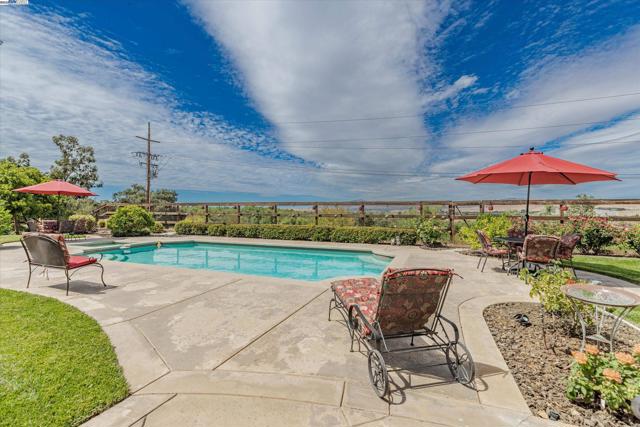 2531 Leona Pl, Pleasanton CA: https://media.crmls.org/mediaz/130f4fbb-50be-4028-aa07-bc32cc196a9b.jpg
