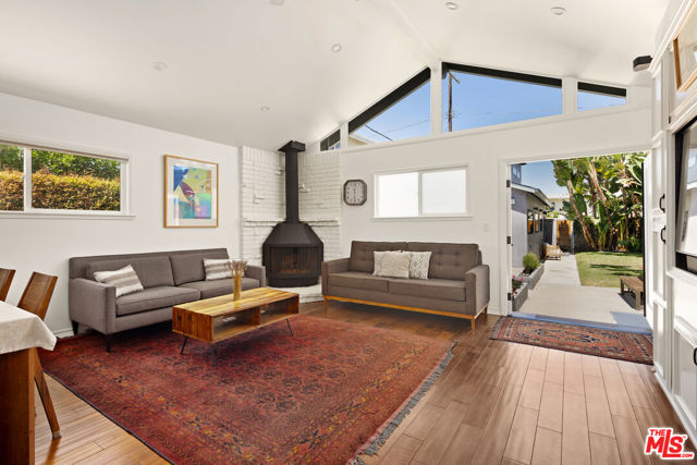 1089 Palms Boulevard, Venice CA: https://media.crmls.org/mediaz/130fca11-430b-4e54-b2c3-5ec008ec77fc.jpg