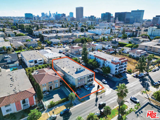 4171 W 4th Street, Los Angeles CA: https://media.crmls.org/mediaz/131008b2-7877-40e8-a268-65e7472a5dab.jpg