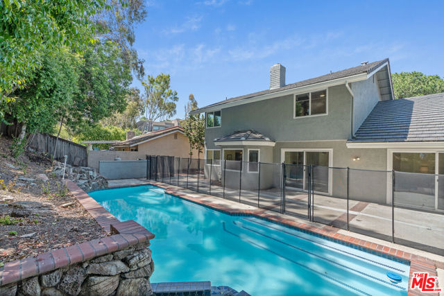 19 Rippling, Irvine CA: https://media.crmls.org/mediaz/131067f2-6c1c-4156-927d-5dd4d8e6ffde.jpg