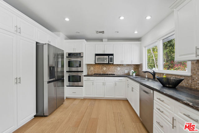 5220 Melvin Avenue, Tarzana CA: https://media.crmls.org/mediaz/1310e4fc-4ac1-47eb-801a-563ef792f5ba.jpg
