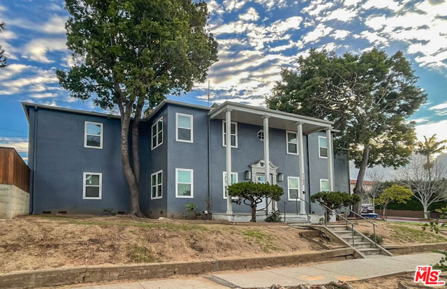1103 Ocean Park Boulevard, Santa Monica CA: https://media.crmls.org/mediaz/13116b57-353b-4113-a220-42259d5127ac.jpg