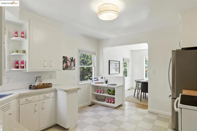 4007 Lyman Rd, Oakland CA: https://media.crmls.org/mediaz/1311ff19-0d7f-47ce-ae71-221d1db4e8d2.jpg
