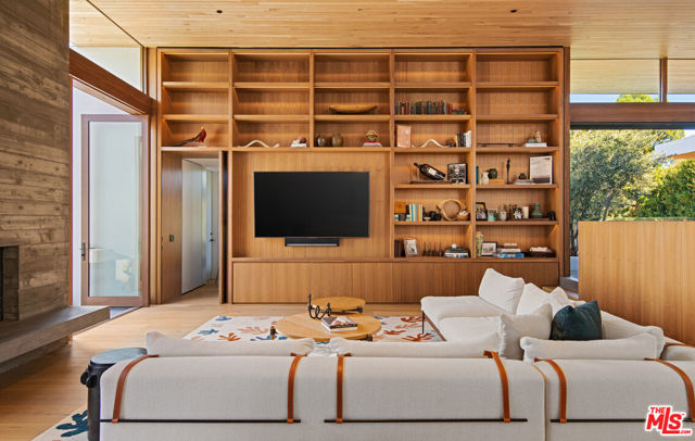 6708 Wildlife Road, Malibu CA: https://media.crmls.org/mediaz/131262a2-9f7c-481d-91b9-5cc4cac60720.jpg