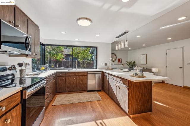 13185 Clairepointe Way, Oakland CA: https://media.crmls.org/mediaz/13128486-8214-439b-8646-072c1fb77617.jpg