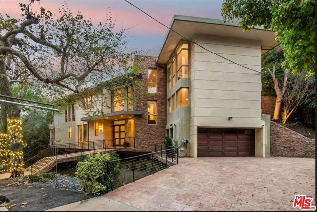 3685 Mandeville Canyon Road, Los Angeles CA: https://media.crmls.org/mediaz/1313354e-7705-4ef3-b984-8abdd8f53cc2.jpg