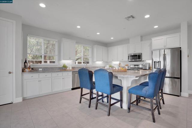 38 Pato Ct, Oakley CA: https://media.crmls.org/mediaz/131356d0-f768-48e9-9bf5-70b16660b05e.jpg