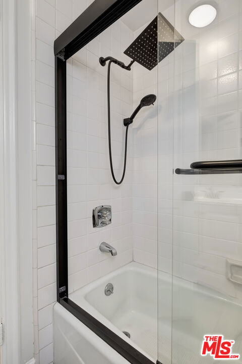 828 S Bedford Street, Los Angeles CA: https://media.crmls.org/mediaz/13135fd6-f5b9-4339-b544-546e1ecf67e9.jpg