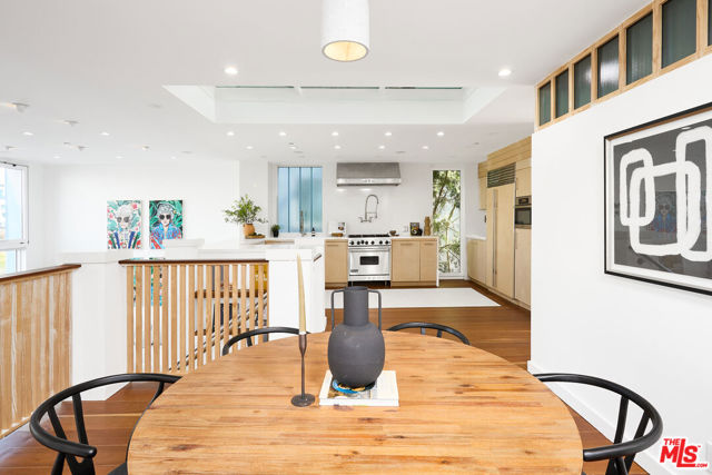 5106 Pacific Avenue, Marina del Rey CA: https://media.crmls.org/mediaz/1314183a-b826-4f09-9afb-fc7b9f8f1588.jpg
