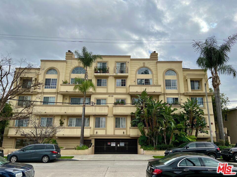 10824 Bloomfield Street 203, Toluca Lake, CA 91602