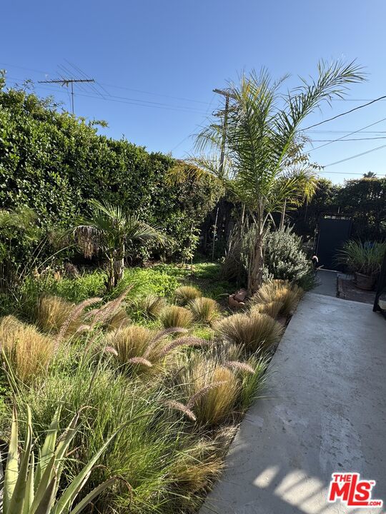 4010 W Adams Boulevard, Los Angeles CA: https://media.crmls.org/mediaz/131537c9-956f-4153-8be5-260e636f502e.jpg