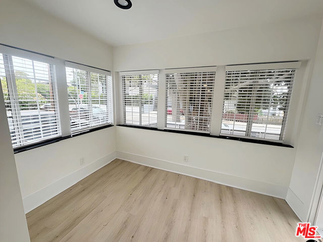 657 Navy St, Santa Monica CA: https://media.crmls.org/mediaz/13156326-1a10-4f73-a4f5-b9ddde915920.jpg