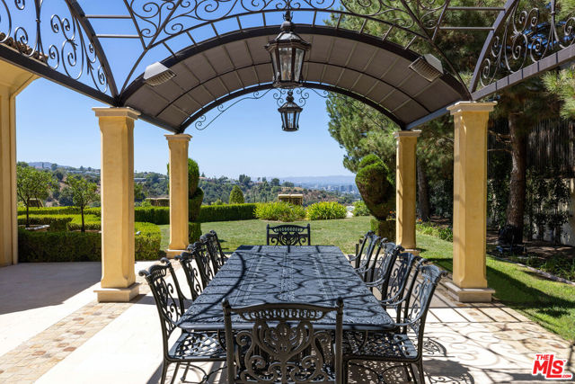 13961 Aubrey Road, Beverly Hills CA: https://media.crmls.org/mediaz/13157a3f-0b1e-4a20-bdef-81d248b4951c.jpg
