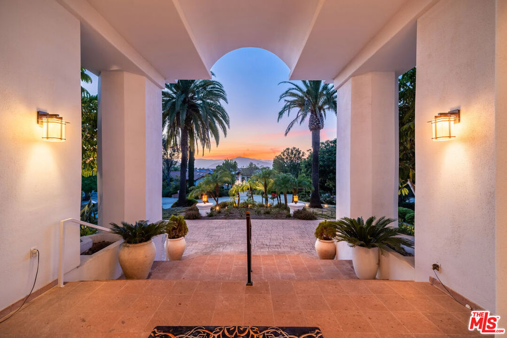 https://media.crmls.org/mediaz/1315cf7f-c981-4c48-9aec-1ae3fcc626bb.jpg?preset=X-Large