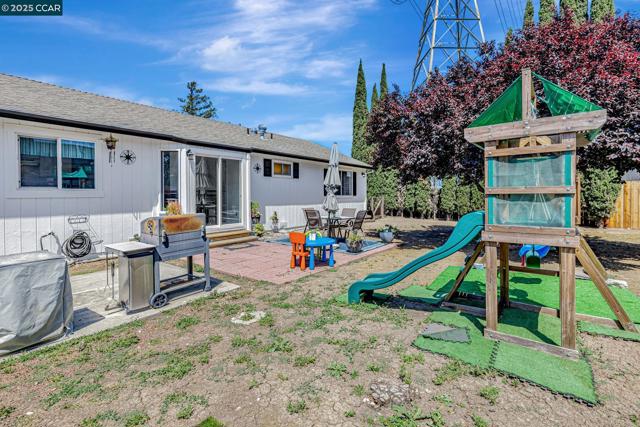 1771 Schooner Way, Pittsburg CA: https://media.crmls.org/mediaz/1315dbb7-1ebc-42a8-9f22-b5ea45e66f95.jpg