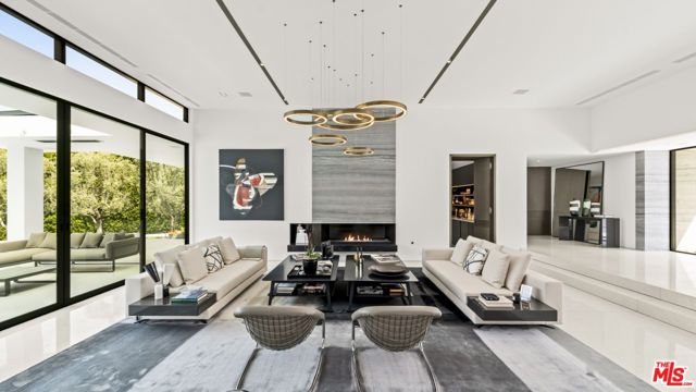 16032 VALLEY VISTA Boulevard, Encino CA: https://media.crmls.org/mediaz/13165c9e-ea25-4273-bed5-30e18268911d.jpg