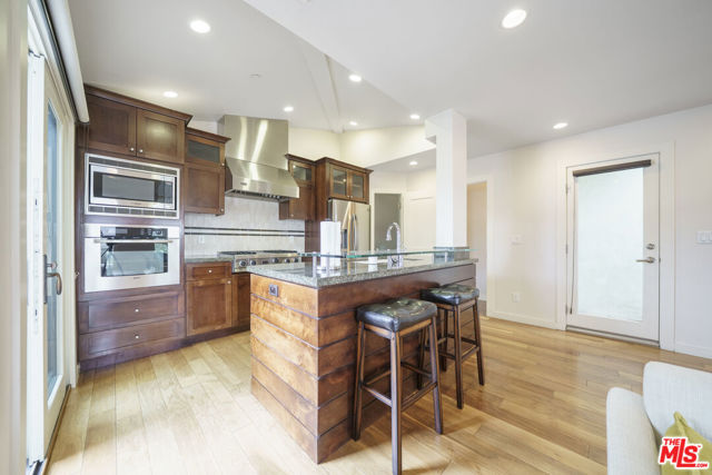 642 Hermosa Avenue, Hermosa Beach CA: https://media.crmls.org/mediaz/13166564-8876-4f2e-98a3-cd6d324658e0.jpg