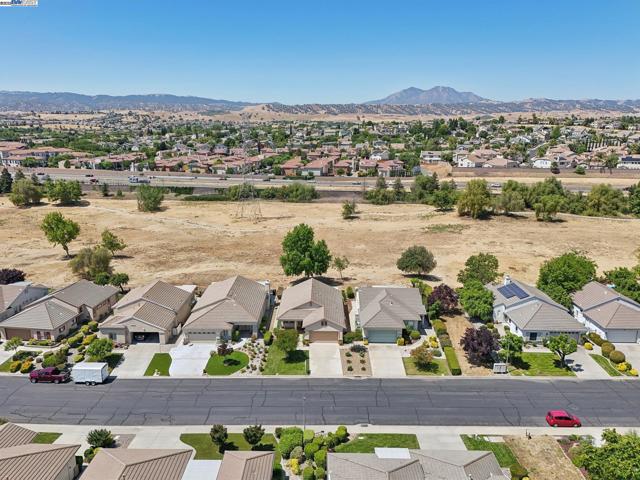 491 Central Park Pl, Brentwood CA: https://media.crmls.org/mediaz/1316f70e-74c9-4eca-b51d-4486b74d0426.jpg