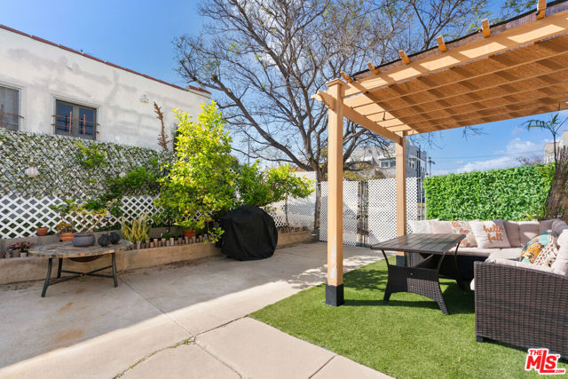 1301 S Hudson Avenue, Los Angeles CA: https://media.crmls.org/mediaz/131706cd-3f13-4bdb-b590-a1b658b4ece1.jpg