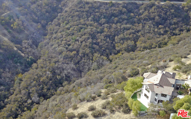 22252 W ALTA Drive, Topanga CA: https://media.crmls.org/mediaz/13190f34-6be9-432f-a4fe-e7d32ab0d687.jpg
