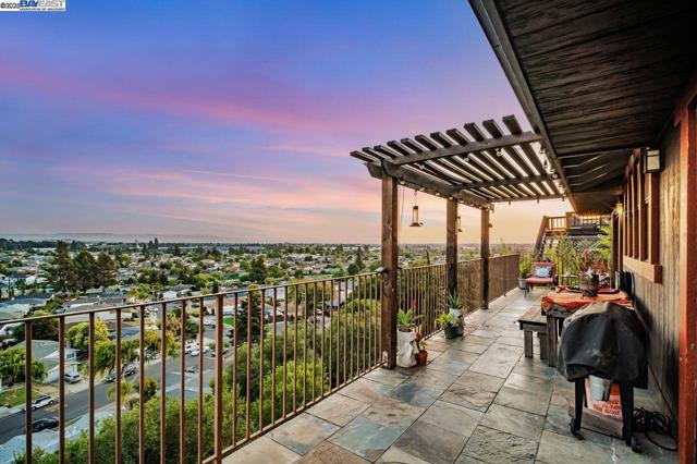 31865 Chicoine Ave, Hayward CA: https://media.crmls.org/mediaz/13196816-dff2-492d-b317-7a83cd6b8c6e.jpg