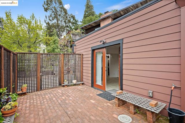 199 Fairlawn Dr, Berkeley CA: https://media.crmls.org/mediaz/131973f9-e16f-4cce-995c-81327ef1cf5c.jpg