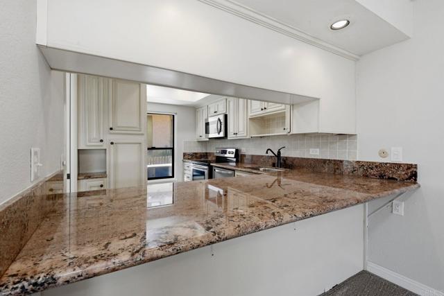 Detail Gallery Image 14 of 49 For 1915 Estrella De Mar Ct #C,  Carlsbad,  CA 92009 - 2 Beds | 2/1 Baths