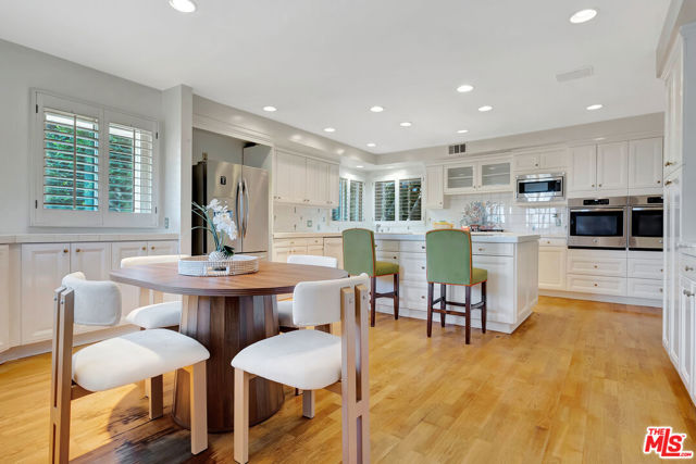 5025 Delita Place, Woodland Hills CA: https://media.crmls.org/mediaz/131b5d3a-1c37-427f-beb4-0aefcee323ce.jpg