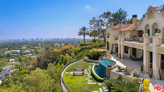 10066 Cielo Drive, Beverly Hills CA: https://media.crmls.org/mediaz/131be71a-adb5-405b-af5a-8b9558ef149c.jpg