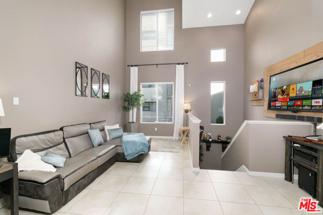 507 Rockefeller, Irvine CA: https://media.crmls.org/mediaz/131c0fa4-77dc-4b6e-92a6-cdd1d2677c68.jpg