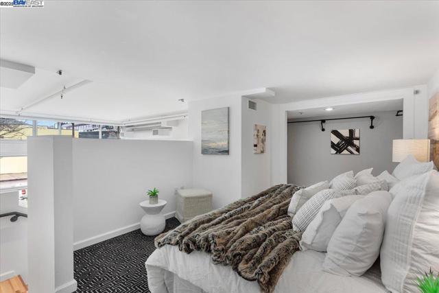 226 2nd St, Oakland CA: https://media.crmls.org/mediaz/131c6dc5-ec81-4473-b887-db156744be20.jpg