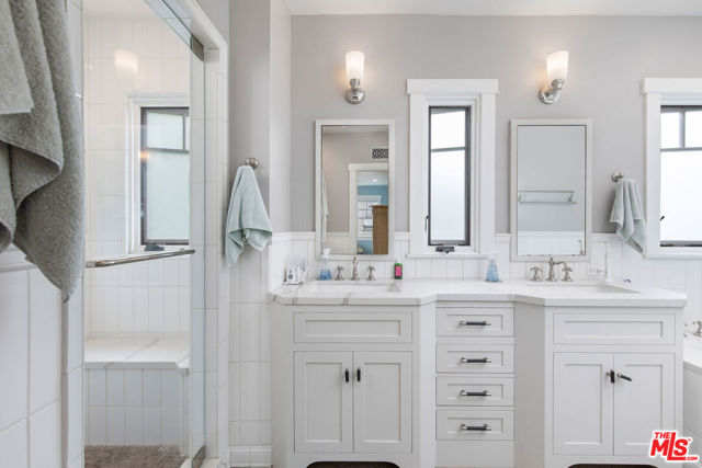106 Dudley Avenue, Venice CA: https://media.crmls.org/mediaz/131cf8cd-06af-4009-8a52-5f3858f723a6.jpg