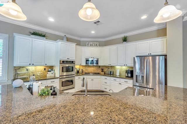 1117 Teal Ct, Brentwood CA: https://media.crmls.org/mediaz/131d4174-0543-4bf9-8366-d9589f5f7680.jpg