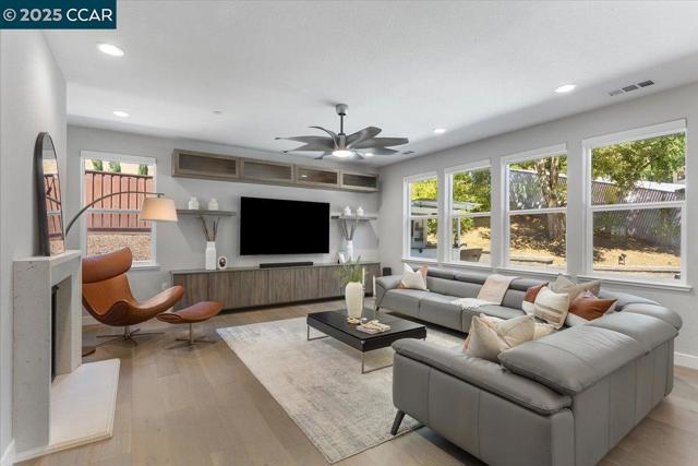 17691 Whisper Ln, Castro Valley CA: https://media.crmls.org/mediaz/131df04b-81ab-4122-be48-65bf5e12be6d.jpg