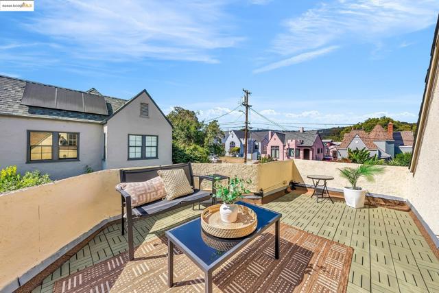 5605 Picardy Dr, Oakland CA: https://media.crmls.org/mediaz/131e4005-18d1-4cca-8840-01a58cffe554.jpg