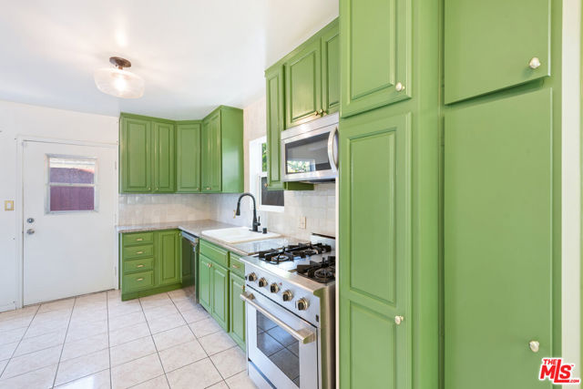 1205 Appleton Way, Venice CA: https://media.crmls.org/mediaz/131e9a98-15d8-4745-9203-4ebde7e5ba37.jpg