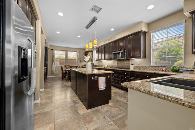 32113 Sycamore Ct, Temecula CA: https://media.crmls.org/mediaz/131f67d7-22d7-48f8-b36a-da05360bdad3.jpg