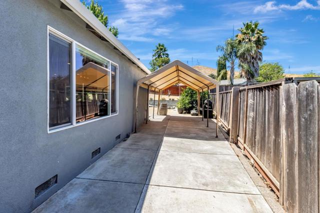 321 Vineyard Drive, San Jose CA: https://media.crmls.org/mediaz/132118d3-1fec-46f7-960a-0ee454bf8e11.jpg