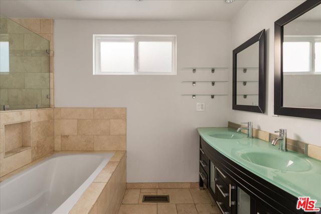 6530 Lakeridge Road, Los Angeles CA: https://media.crmls.org/mediaz/13217b36-5646-45c1-8f55-d9fcd0d96b71.jpg