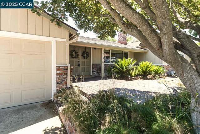 1736 Silverwood Dr, Martinez CA: https://media.crmls.org/mediaz/13218cdc-9d5f-409e-88dc-b6feefddc85b.jpg