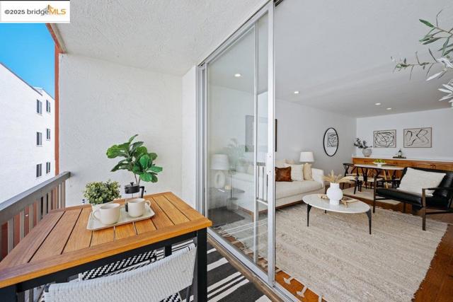 250 Whitmore St, Oakland CA: https://media.crmls.org/mediaz/1321f4dd-f808-405d-8249-00616fc9022e.jpg